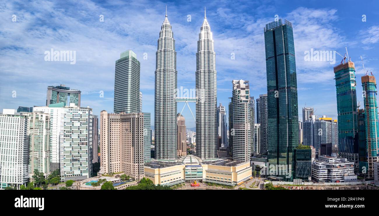 Petronas Twin Towers gratte-ciel KLCC panorama de Kuala Lumpur en Malaisie Banque D'Images