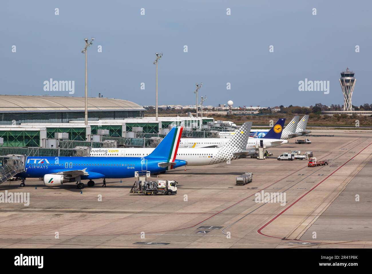 Avion au terminal 1 de l'aéroport de Barcelone en Espagne Banque D'Images