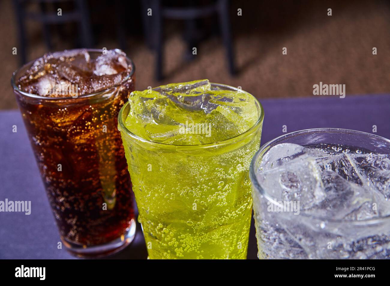 3 Coke ou Pepsi sodas bruns foncé, vert lime, sodas pétillantes Banque D'Images