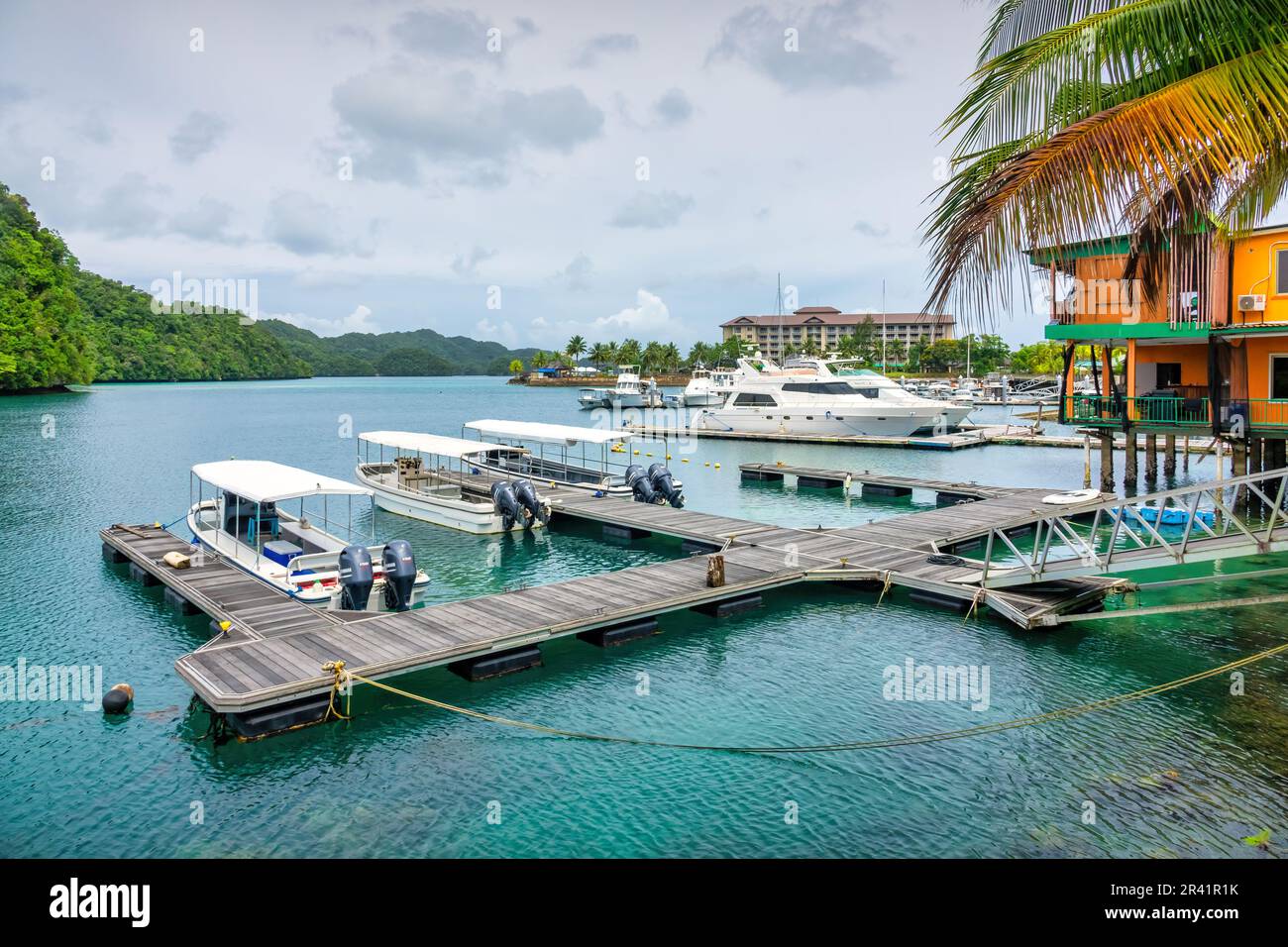 Port avec bateaux dans la ville de Koror, à Palau, Micronésie, Océanie. Banque D'Images