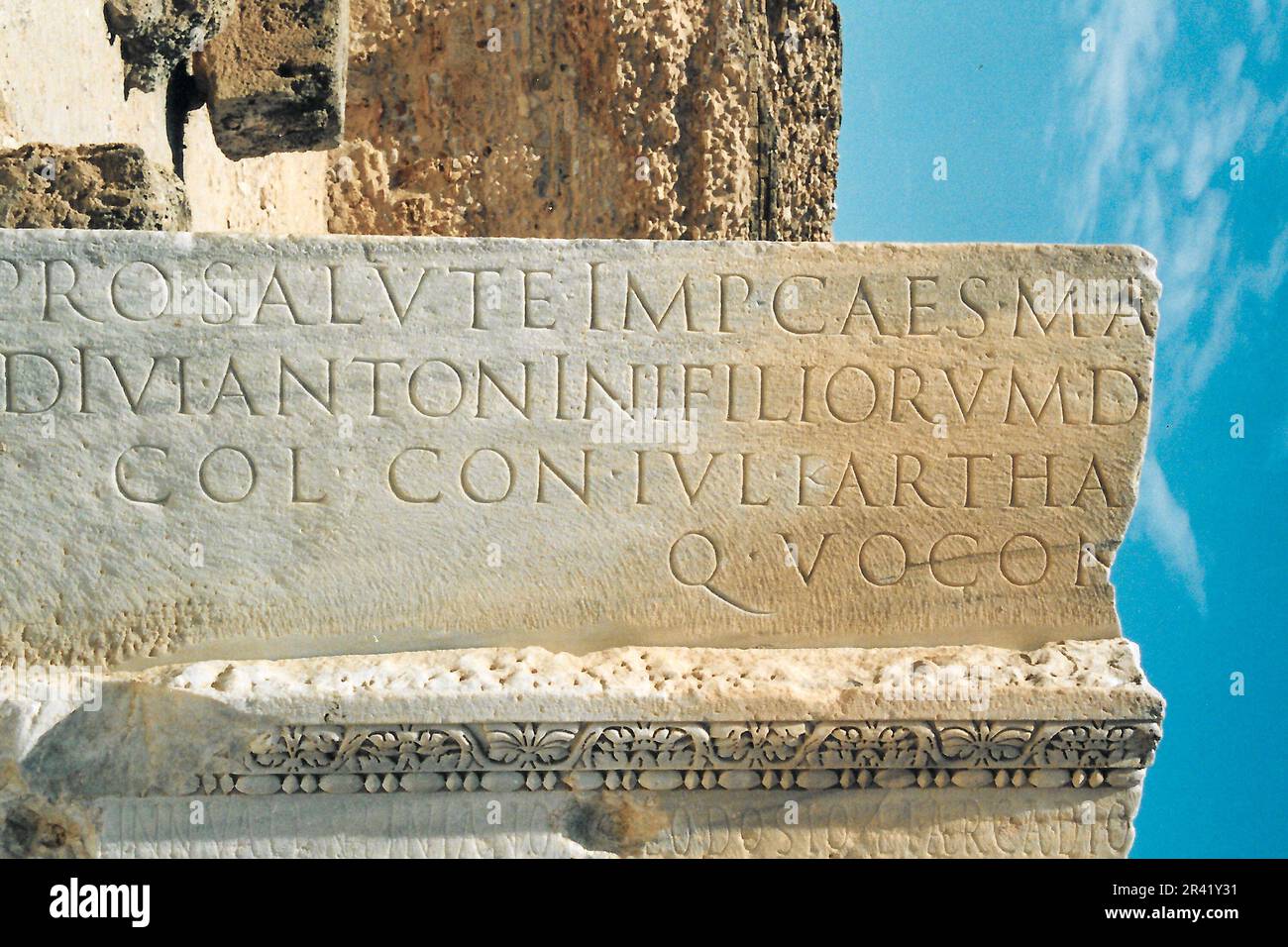 Ancienne inscription romaine à Carthage, Tunisie – ruines archéologiques Banque D'Images