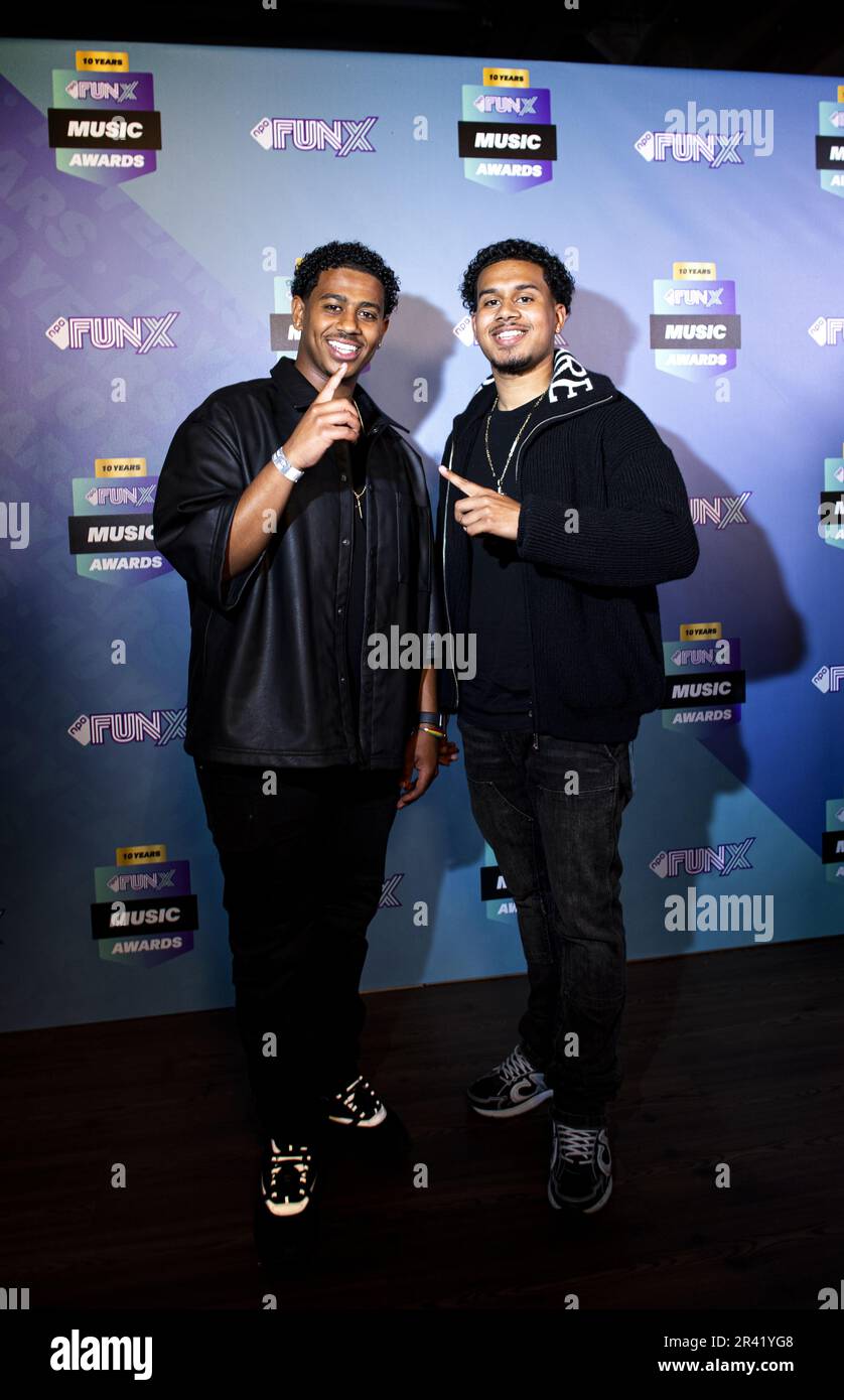 AMSTERDAM - Kleine John et Chavante lors de la présentation de la dixième édition des FunX Music Awards. ANP RAMON VAN FLYMEN pays-bas sortie - belgique sortie Banque D'Images