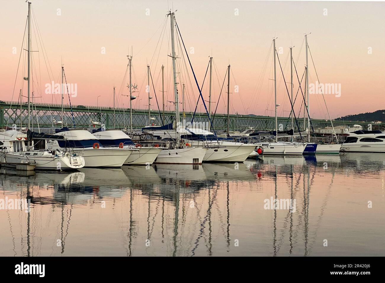 Marina sereine avec voiliers amarrés au coucher du soleil Banque D'Images