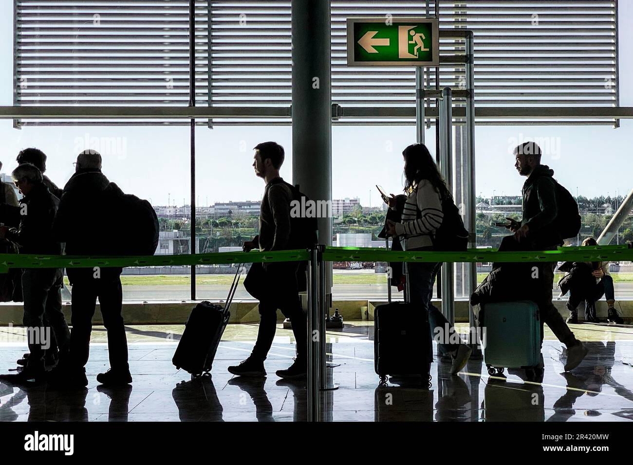 Silhouettes de passagers au terminal de l'aéroport Banque D'Images