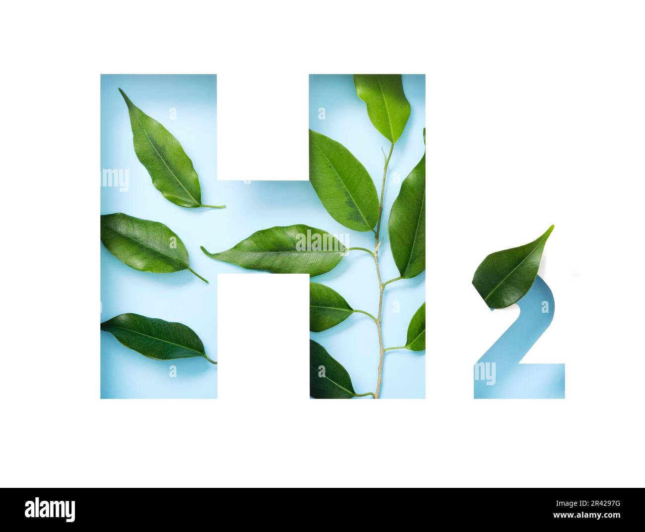 H2 icône hydrogène en papier coupé et feuilles vertes sur fond bleu. Concept de biocarburants sans émissions Banque D'Images