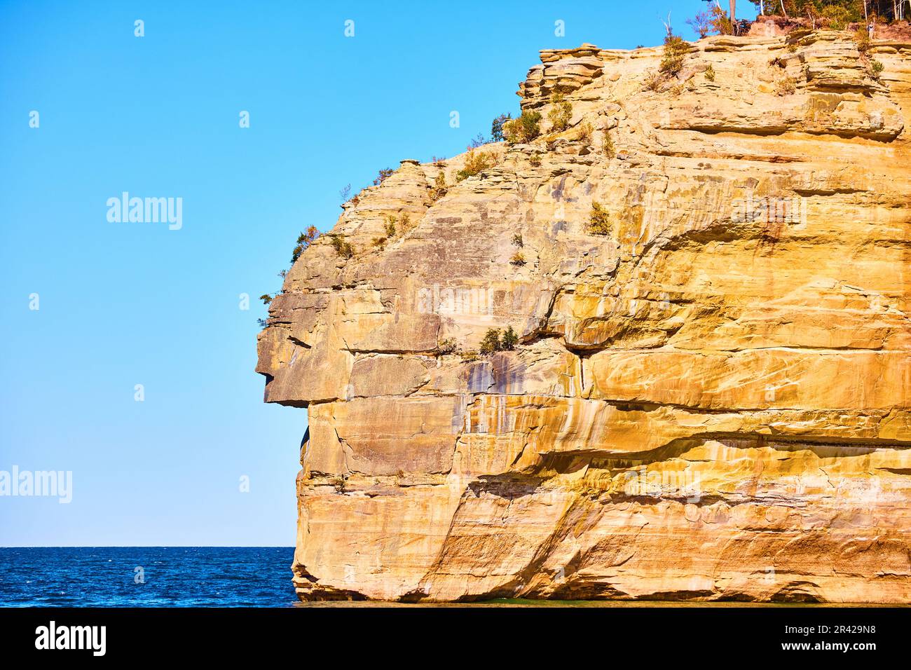Lac supérieur vu avec face dans le rocher au parc national Pictured Rocks dans le Michigan Banque D'Images