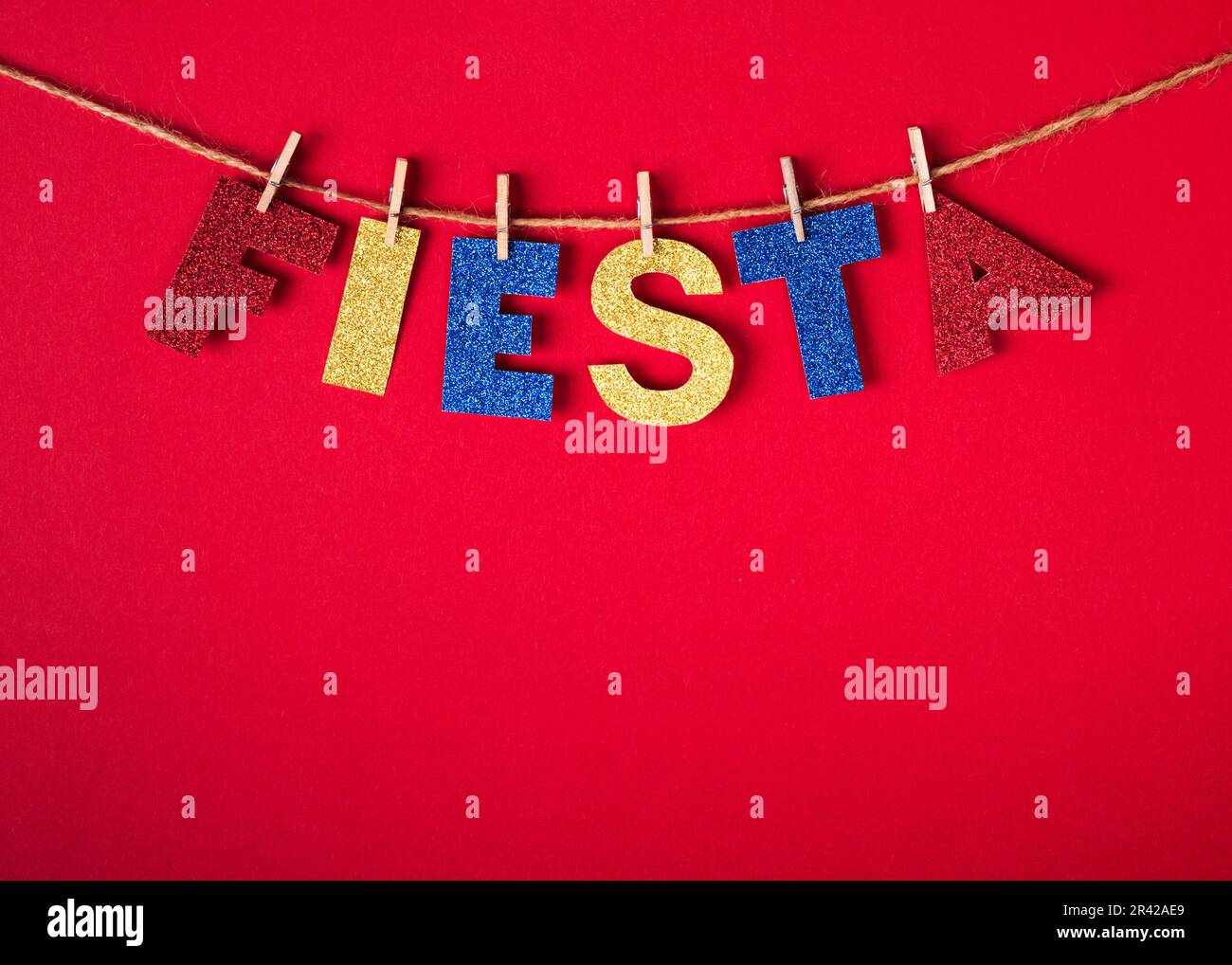 Fiesta Word en papier brillant et épingles sur fond rouge. Concept Cinco de mayo Banque D'Images