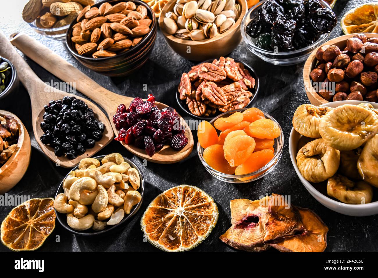 Composition avec une variété de fruits secs et de noix assorties. Spécialités. Banque D'Images