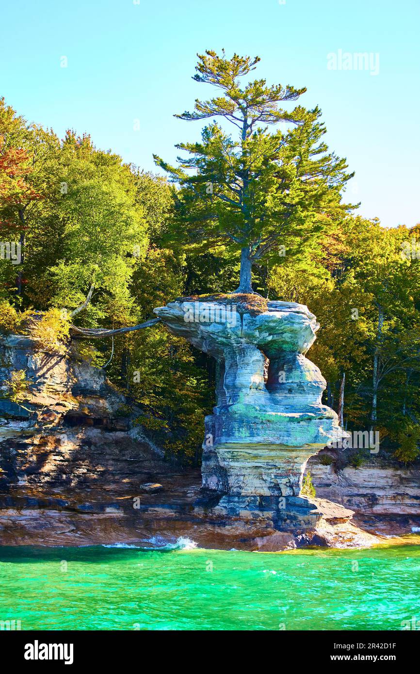 Parc national photographié rochers avec grand arbre au sommet d'une falaise et eaux vertes Banque D'Images