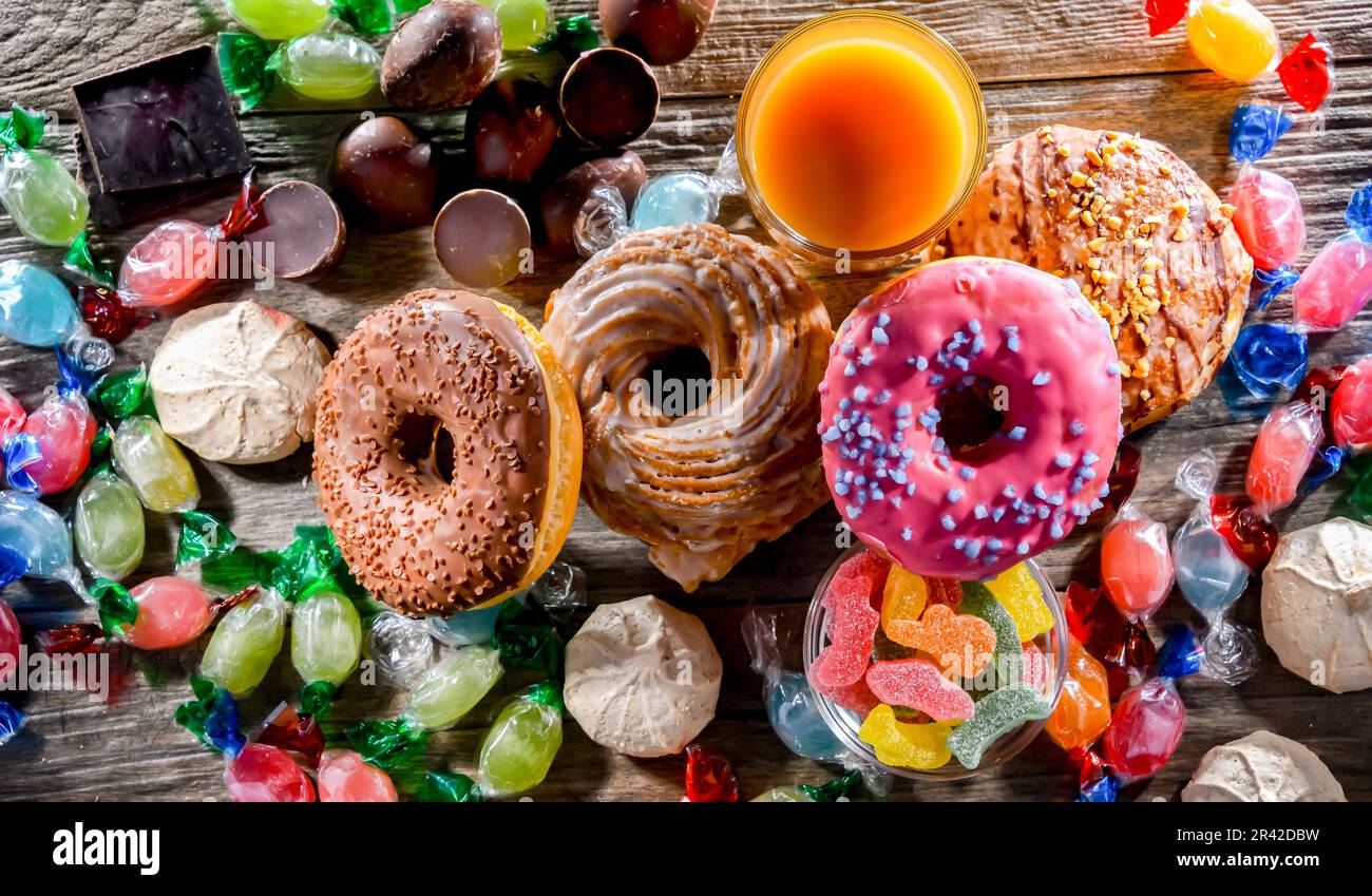 Produits alimentaires riches en sucre. La nourriture de mauvaise qualité. Banque D'Images
