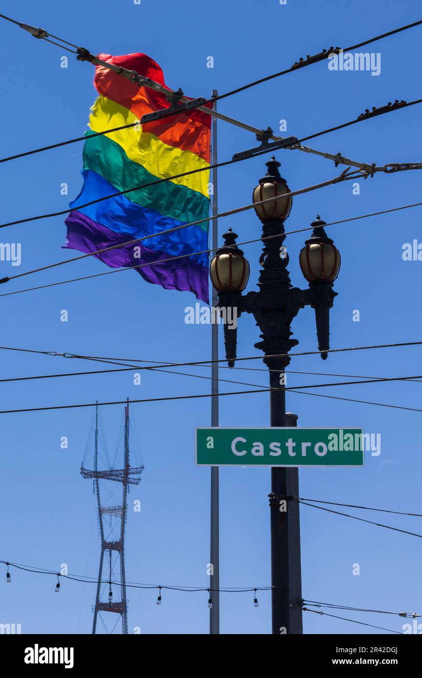 Grand drapeau arc-en-ciel dynamique dans un ciel bleu et panneau Castro Street. Le quartier de Castro, San Francisco. Drapeau multicolore flottant dans le vent sur un su Banque D'Images