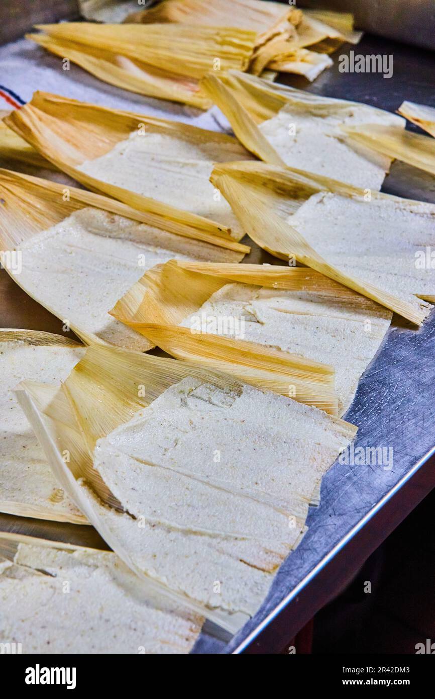 Vertical du plateau d'argent de plusieurs tamales précuits avec masa et cosse de maïs exposés Banque D'Images