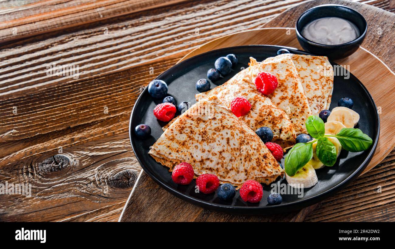 Une assiette de crêpes au fromage et aux fruits Banque D'Images