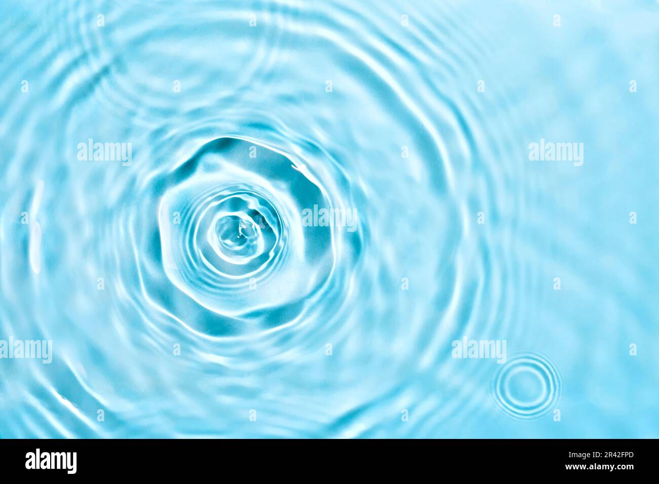 Hydratant cosmétique eau micellaire. Arrière-plan liquide transparent abstrait avec cercles concentriques. Mise au point douce Banque D'Images