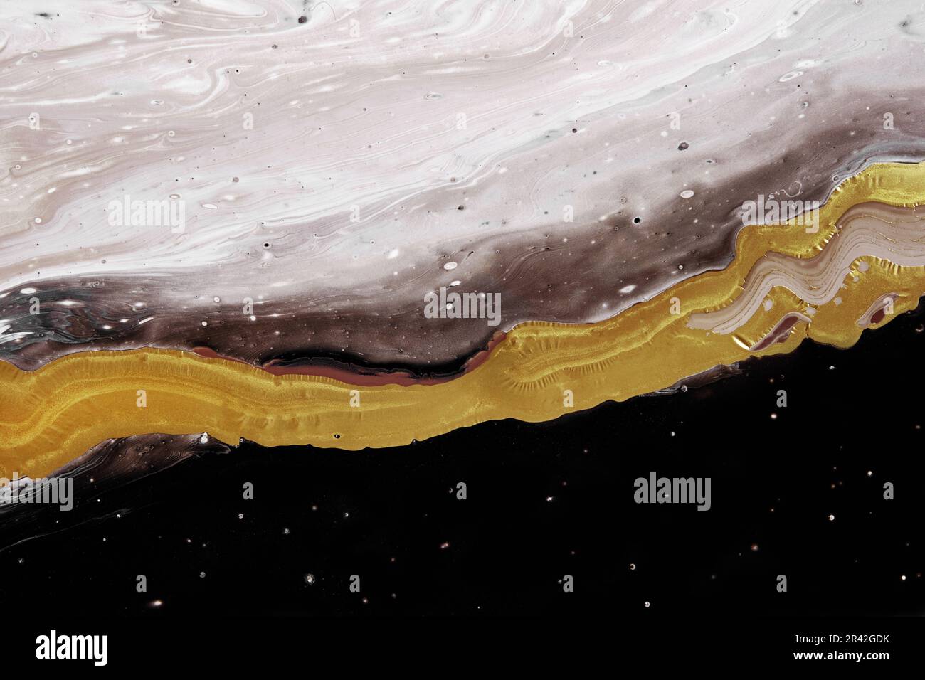 Fluide acrylique Art Ondulations en blanc et noir avec courbe d'or liquide. Arrière-plan ou texture en marbre abstrait Banque D'Images