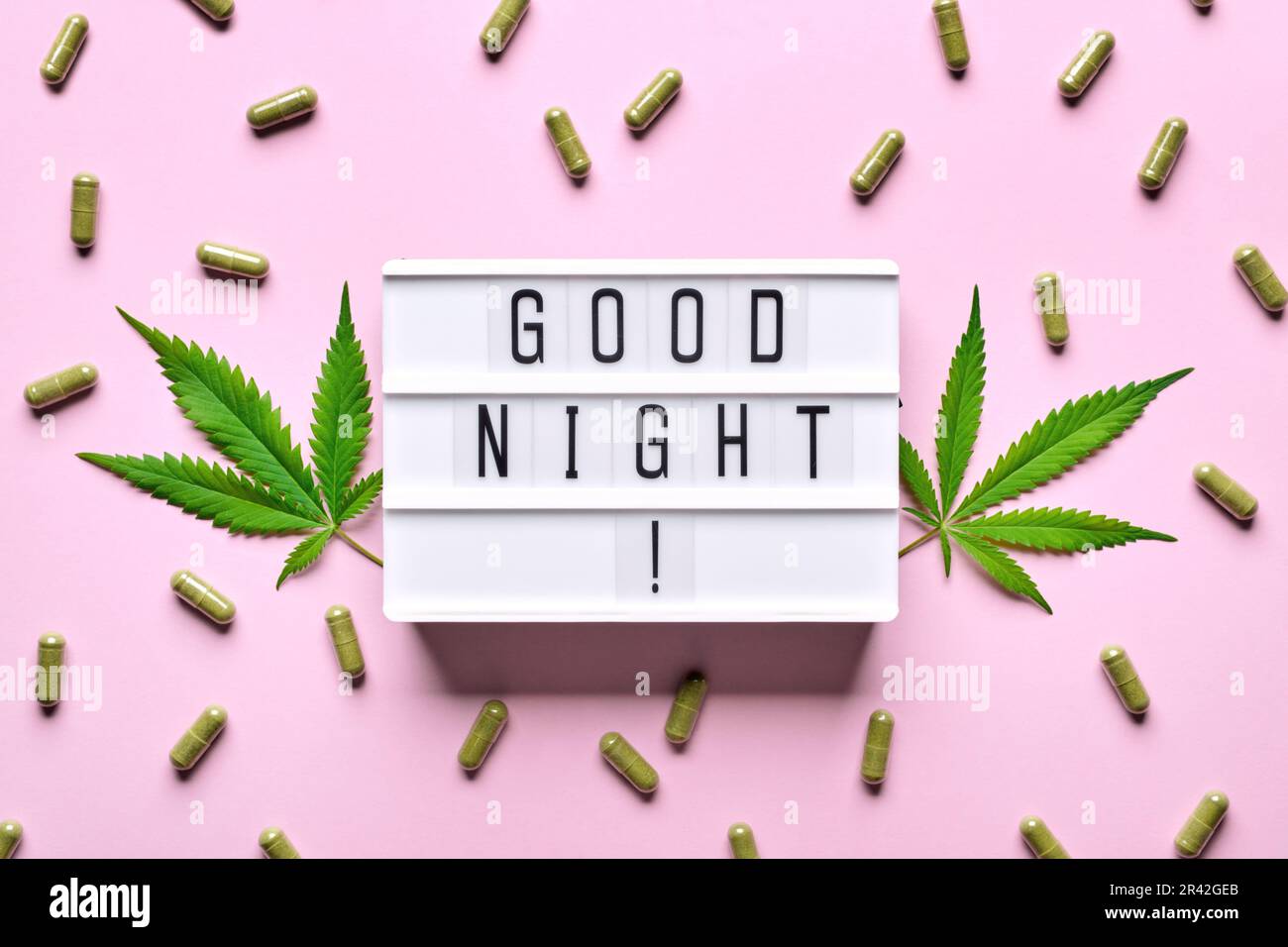 Capsules d'extrait de cannabis, feuilles de chanvre et BONNE NUIT lettres visionneuse. Concept apaisant, anti-stress et sommeil Banque D'Images