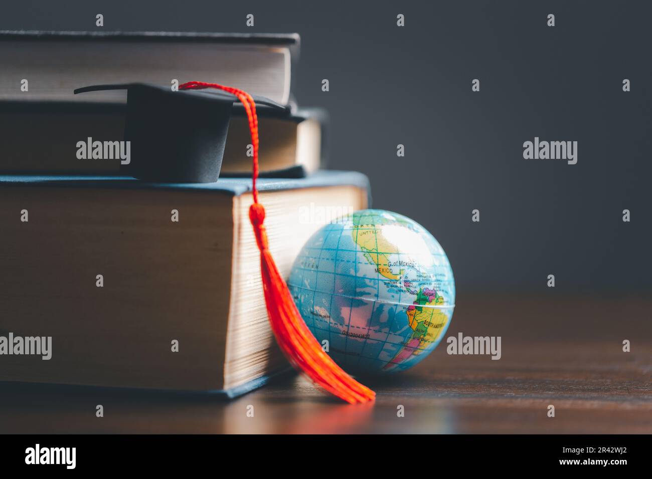 Capuchon de graduation avec globe terrestre. Concept d'étude mondiale