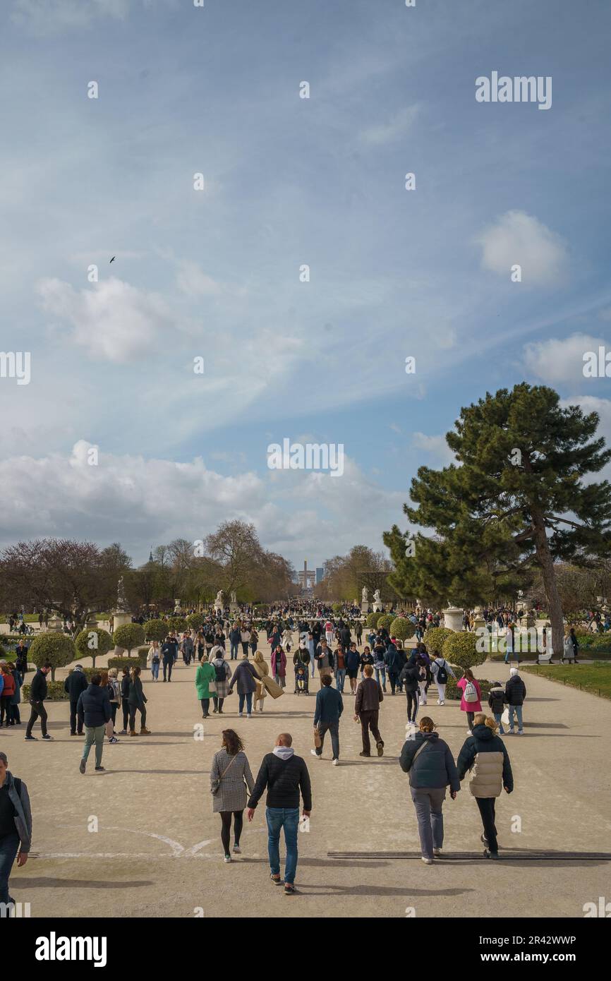 Jardin des Tuileries (jardin des Tuileries) plein de gens lors d'un jour de printemps à Paris, France. 25 mars 2023. Banque D'Images