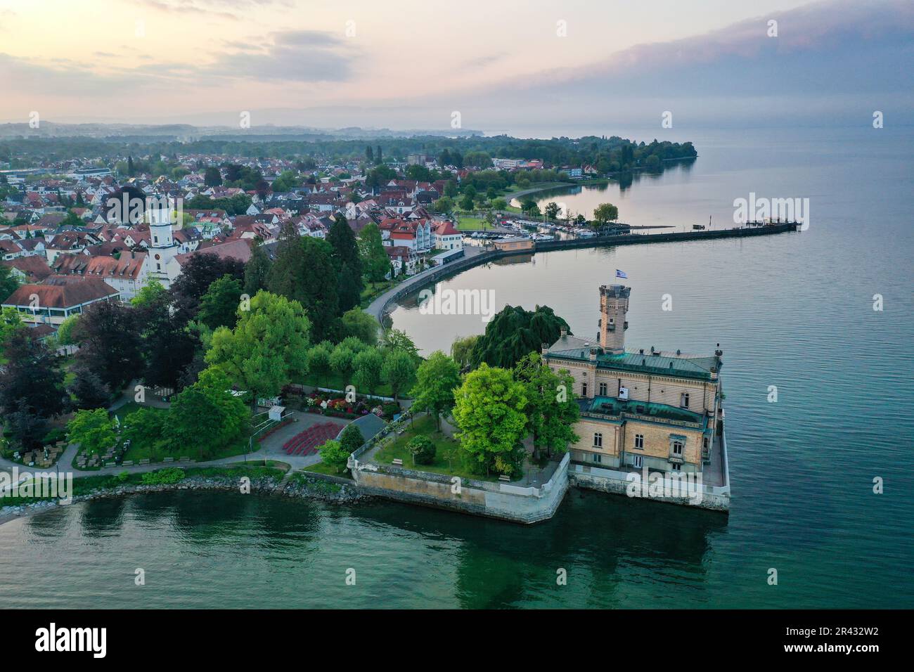 Langenargen, Allemagne. 26th mai 2023. Le soleil se lève derrière le château de Montfort, sur le lac de Constance. En arrière-plan, vous pouvez voir la marina. (Vue aérienne avec drone) Credit: Felix Kästle/dpa/Alay Live News Banque D'Images