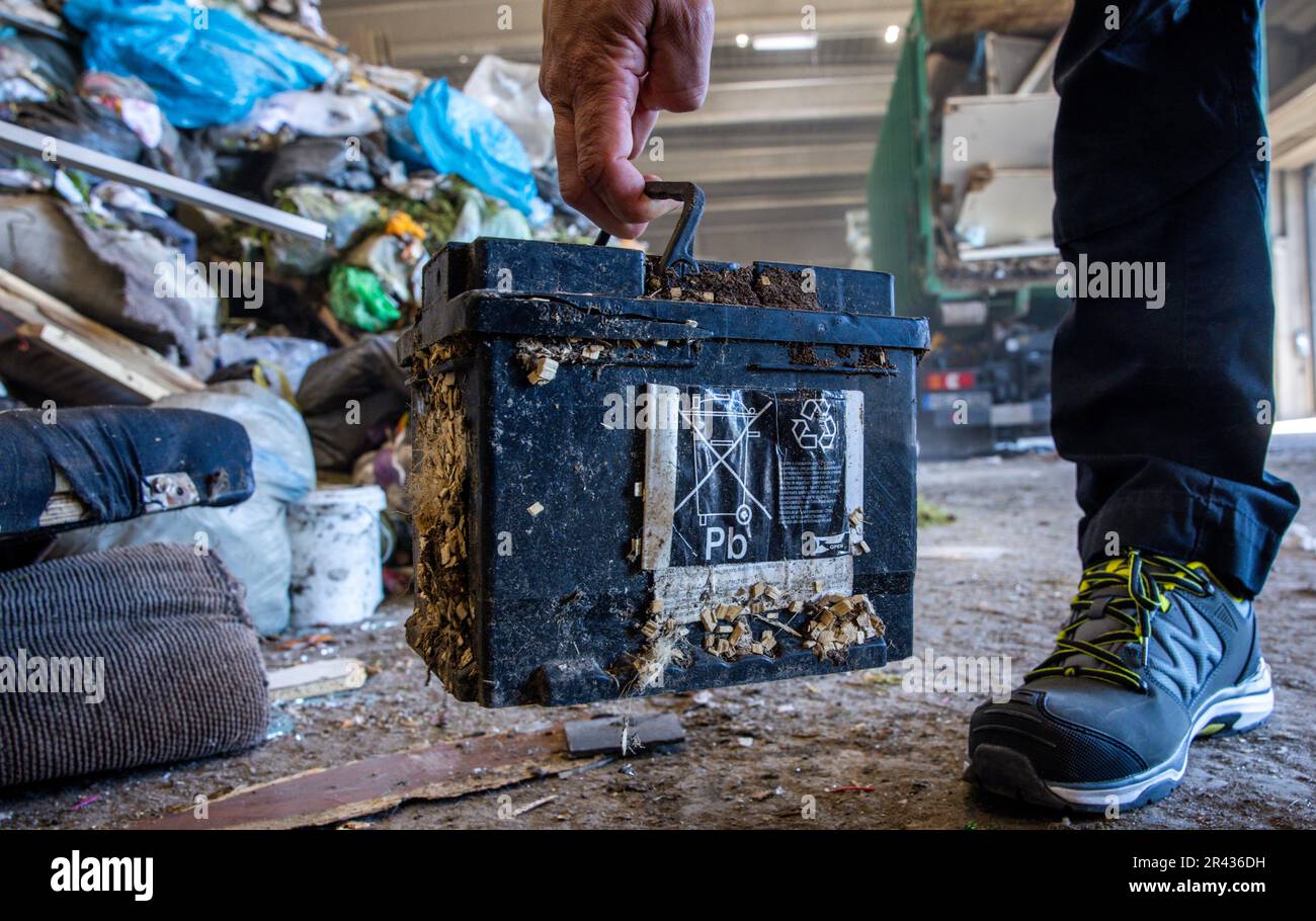 09 mai 2023, Mecklembourg-Poméranie occidentale, Rosenow: Une batterie de voiture mise au rebut dans les déchets ménagers est éliminée à l'usine d'élimination des déchets de REMONDIS Seenplatte. Une mise au rebut incorrecte des batteries et accumulateurs provoque environ 30 incendies par jour en Allemagne, principalement dans les entreprises de mise au rebut des déchets. L'Association fédérale de l'industrie allemande de gestion des déchets (BDE), la société d'élimination des déchets OVVD et le district de Müritz présentent une campagne sous la devise "Focus: Battery" et informent sur les dangers de l'élimination des batteries dangereuses dans les déchets ménagers. Photo: Jens Büttner/dpa Banque D'Images