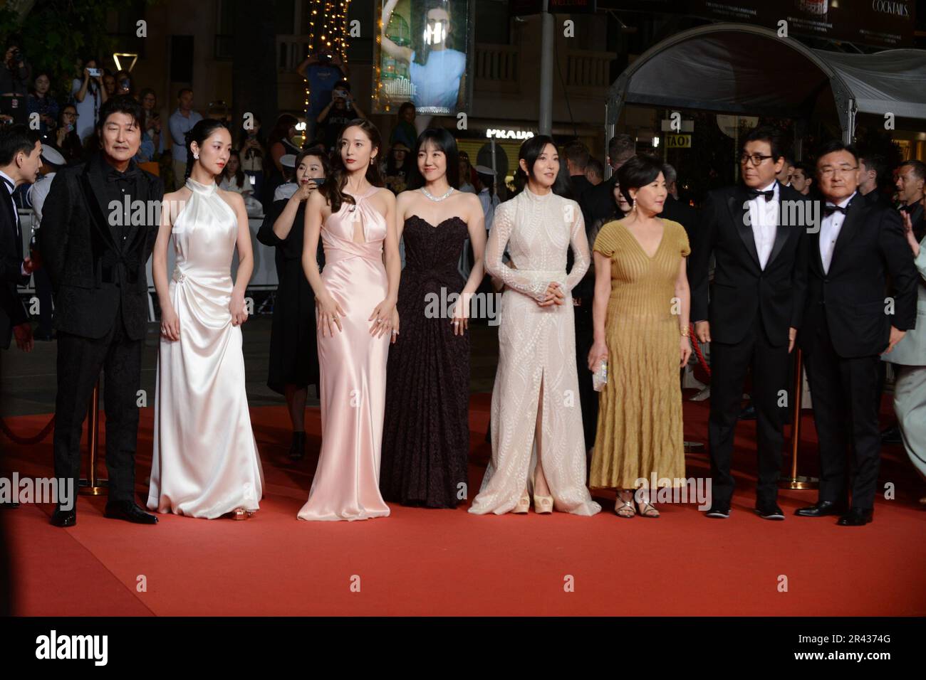 25 mai 2023, CANNES, France: CANNES, FRANCE - MAI 25: (G-D) Directeur Song Kang-ho, Jang Young-nam, Parc Jeong-su, Lim su-jeong, Kim Ji-woon, Krystal Jung, Jeon Yeo-Ebe et Oh Jung-se assistent au tapis rouge ''Cobweb (dans la Toile)'' lors du festival annuel de Cannes 76th au Palais des Festivals sur 25 mai 2023 à Cannes, France (Credit image: © Frederick Injimbert/ZUMA Press Wire) USAGE ÉDITORIAL EXCLUSIF ! Non destiné À un usage commercial ! Banque D'Images