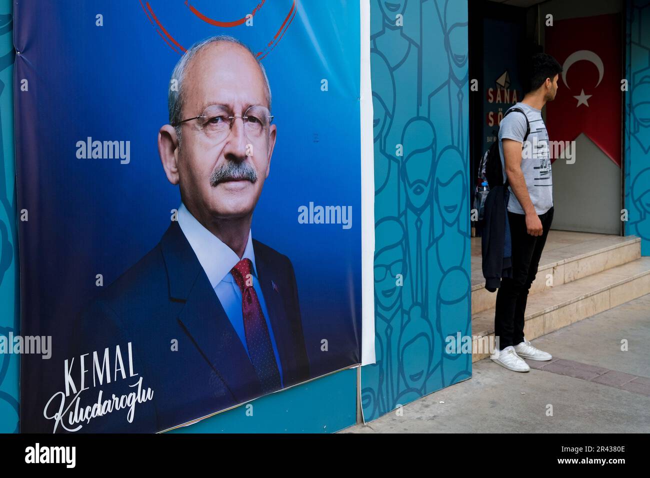 Izmir, Turquie. 25th mai 2023. Un jeune homme se trouve à côté de l'affiche électorale de Kemal Kilicdaroglu. Il reste 3 jours jusqu'aux élections présidentielles de 2023. Les places ont été décorées avec des affiches de Recep Tayyip Erdogan et Kemal Kilicdaroglu. Crédit : SOPA Images Limited/Alamy Live News Banque D'Images