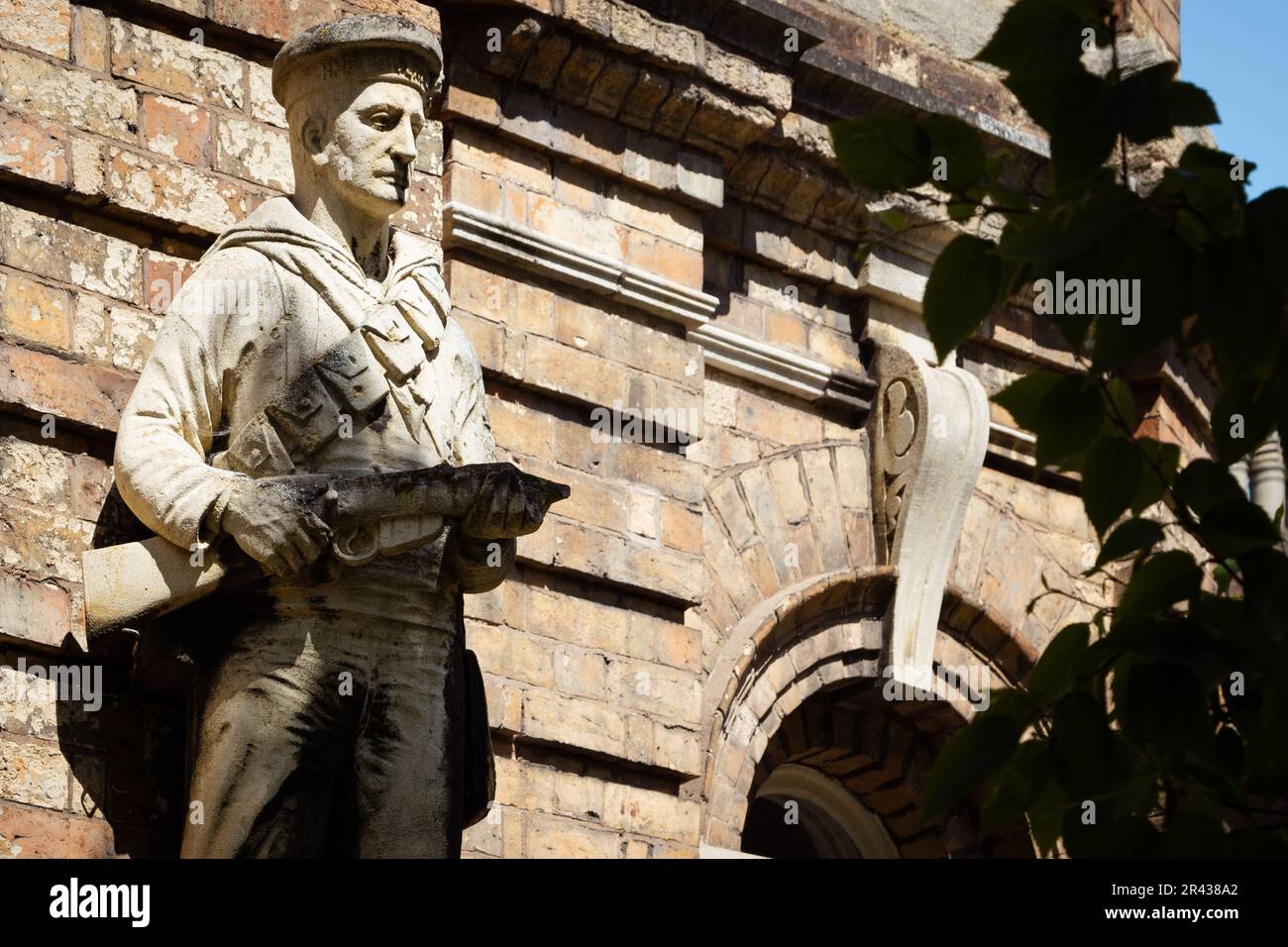 Une statue en pierre sculptée d'un marin de la guerre de Boer portant un fusil cassé. Son chapeau lit HMS puissant. Ancienne bibliothèque, Beacon Park, Lichfield. Banque D'Images