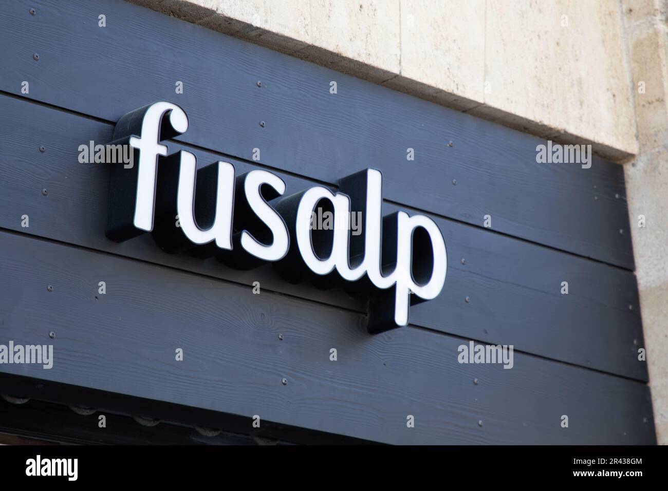 Bordeaux , Aquitaine France - 05 09 2023 : logo fusalp marque et texte  signe sur le mur façade boutique entrée en ville Photo Stock - Alamy