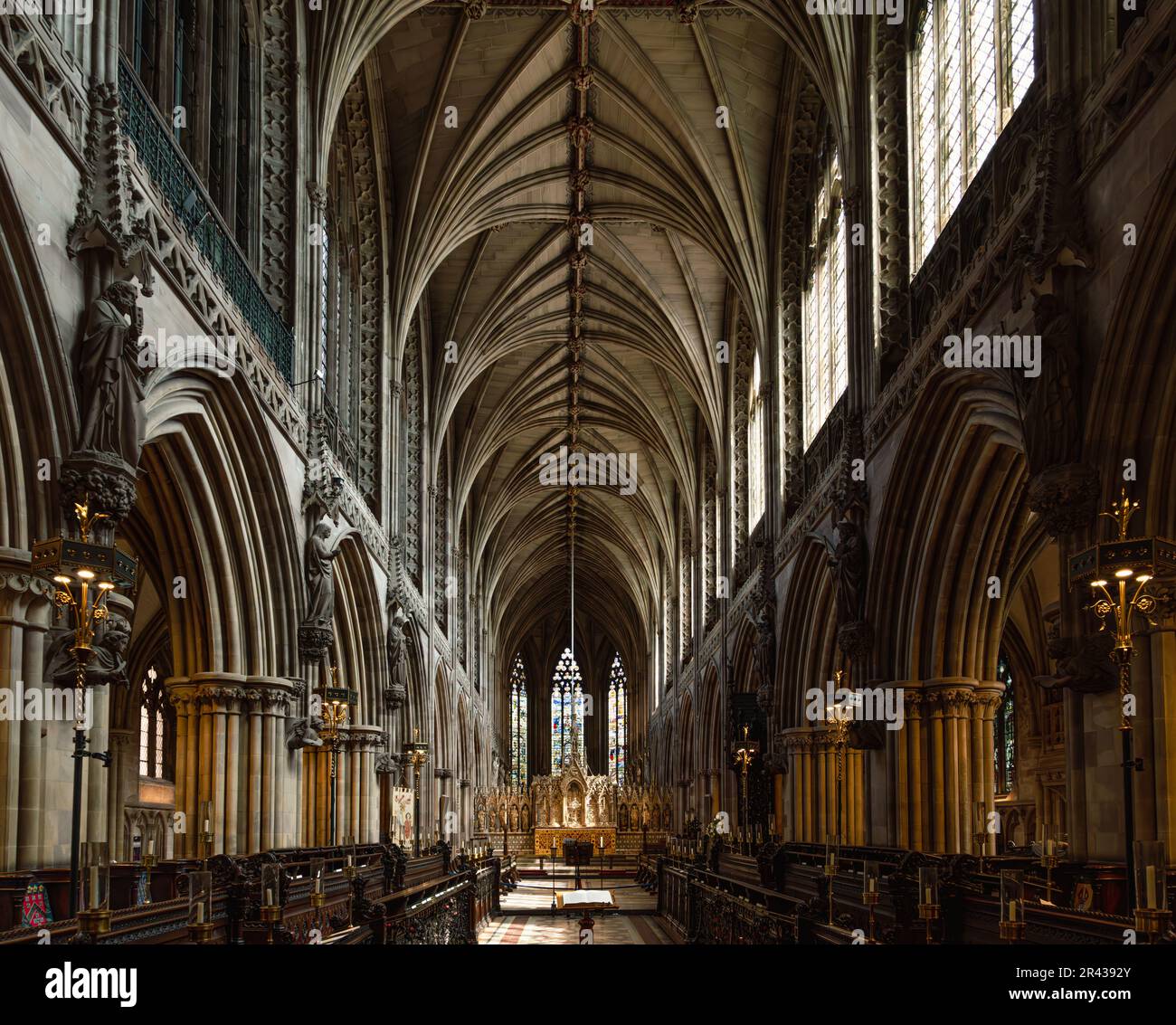 Lichfield Cathedral Choir ou Quire avec son impressionnant toit voûté. Intérieur de la cathédrale de Lichfield sans personne en vue. Banque D'Images