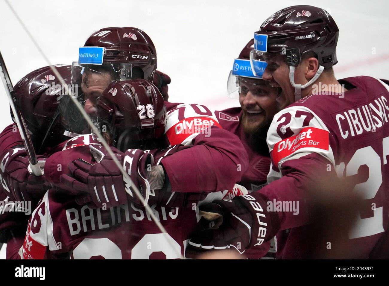 Riga, Lettonie. 25th mai 2023. Les joueurs de Lettonie célèbrent le score lors du match de quart-finale entre la Lettonie et la Suède au Championnat du monde de hockey sur glace 2023 de l'IIHF à Riga, Lettonie, 25 mai 2023. Crédit: Edijs Palens/Xinhua/Alamy Live News Banque D'Images