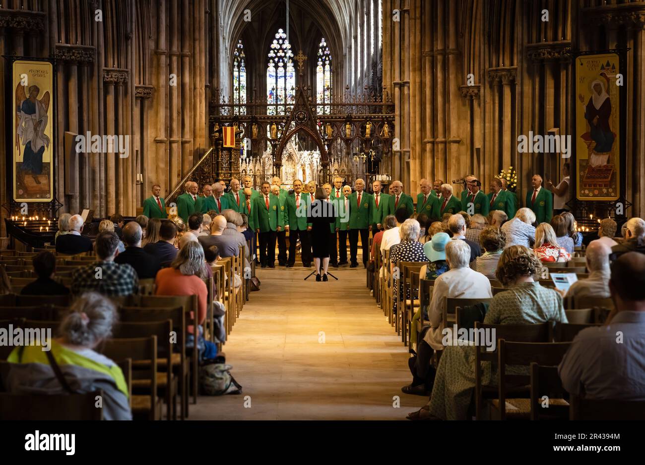Romsey Male Voice Choir se produit devant une congrégation appréciable dans la cathédrale de Lichfield. Banque D'Images