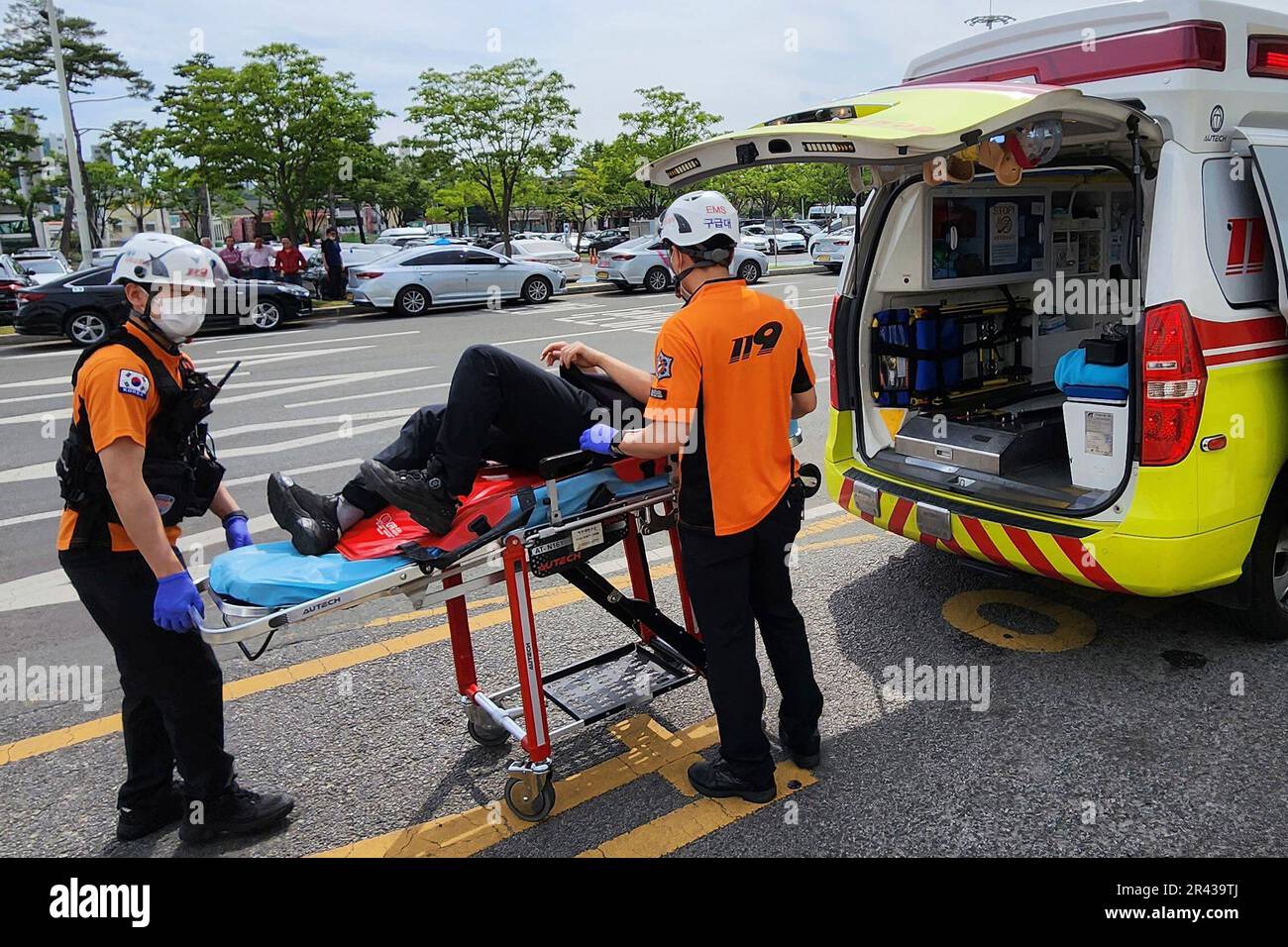 Rescue workers move a passenger on a stretcher to an ambulance at Daegu International Airport in Daegu, South Korea, Friday, May 26, 2023. A passenger opened a door on an Asiana Airlines flight that later landing safely at a South Korean airport Friday, airline and government officials said. (Daegu Fire Station/Newsis via AP) Banque D'Images