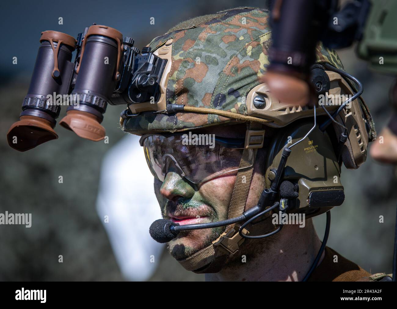 Laage, Allemagne. 11th mai 2023. Les forces des opérations spéciales camouflées de l'armée de l'air allemande se tiennent à la base aérienne de Laage. La base de l'aile aérienne tactique 73 'Steinhoff' est l'un des quatre sites Eurofighter de l'armée de l'air allemande. Credit: Jens Büttner/dpa/Alay Live News Banque D'Images