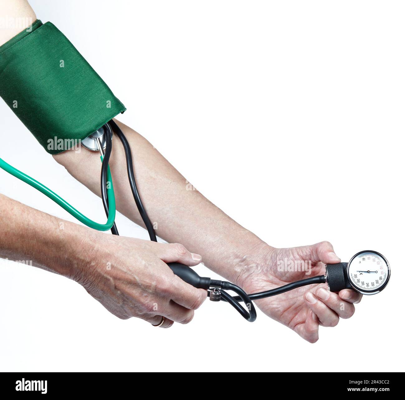 Homme mesurant la pression artérielle avec le tonomètre elle-même isolé fond blanc. Appareil médical de mesure mécanique de la pression sanguine Banque D'Images