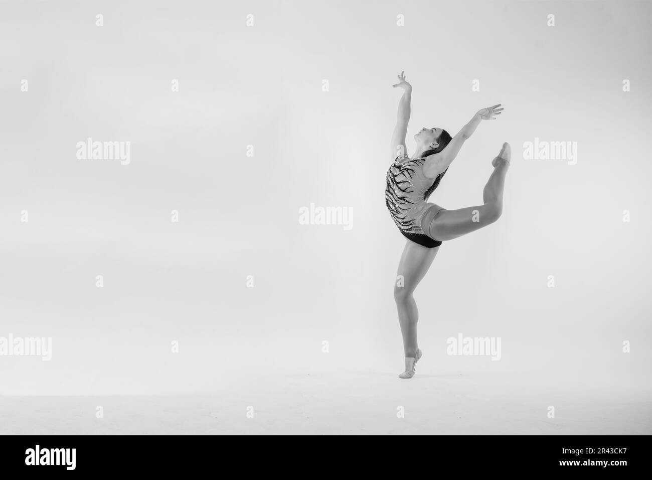 Belle jeune femme de gymnastique fraîche dans la robe de sportswear s'entraîner, pratiquer la gymnastique artistique Banque D'Images