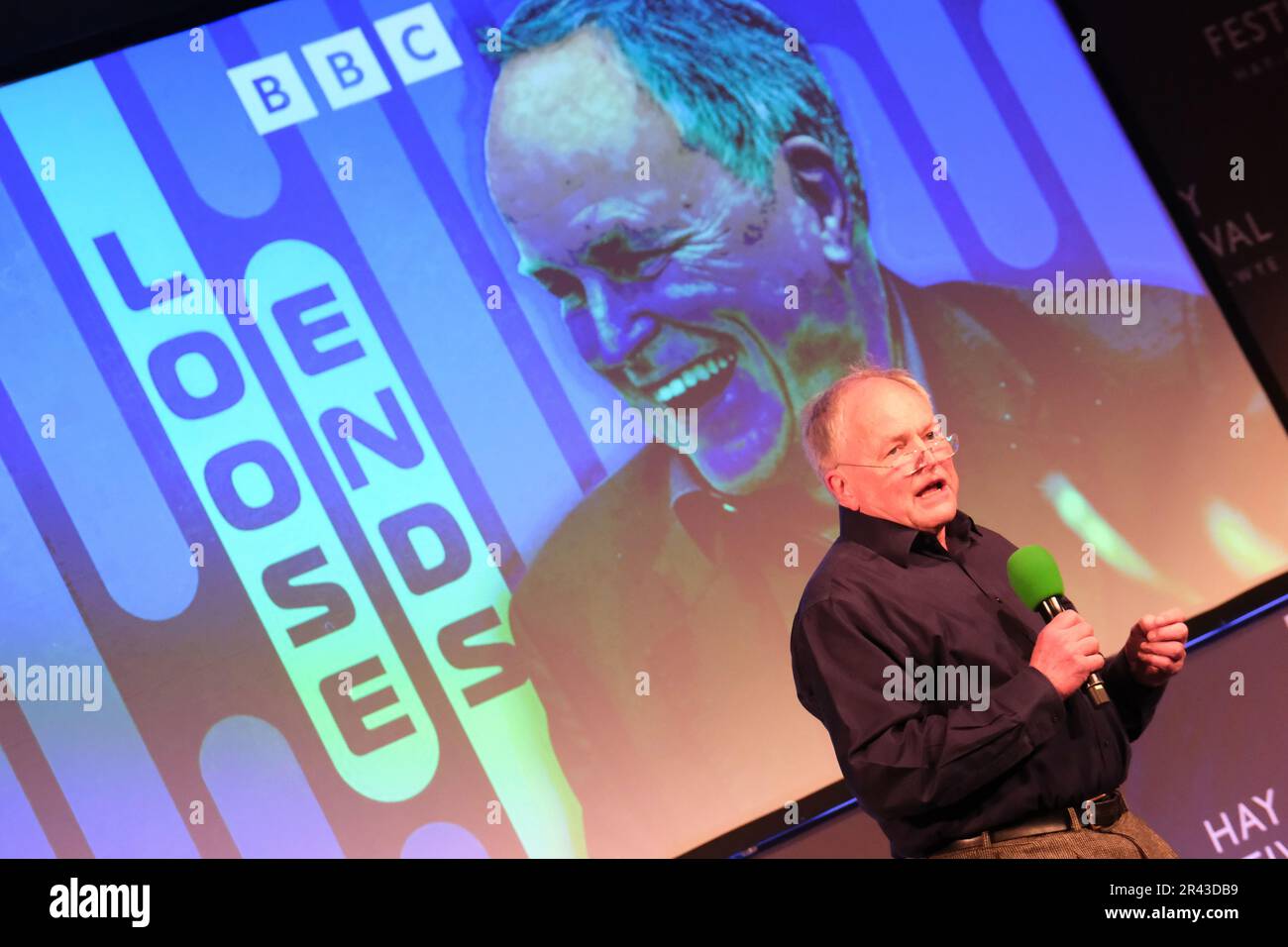 Hay-on-Wye, Herefordshire, Royaume-Uni jeudi 25 mai 2023, 5pm lieu: Llwyfan Cymru – Wales Stage BBC radio 4 les producteurs Loose ends Clive Anderson et Andrew O’Neill apportent le chat et les rires du spectacle de divertissement de radio 4 au Hay Festival. Les invités sont Simon Day, Maggie Aderin-Pocock, Joseph Coelho et le Dr Ranj, avec de la musique de Panic Shack.Credit: Ian Tennant/Alay Live News Banque D'Images