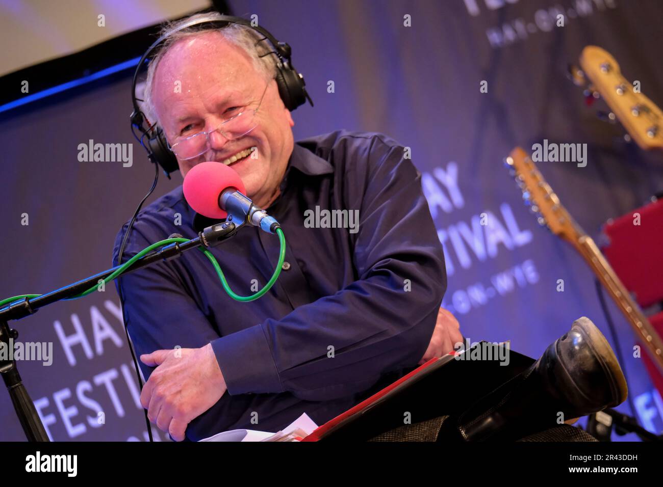 Hay-on-Wye, Herefordshire, Royaume-Uni jeudi 25 mai 2023, 5pm lieu: Llwyfan Cymru – Wales Stage BBC radio 4 les producteurs Loose ends Clive Anderson et Andrew O’Neill apportent le chat et les rires du spectacle de divertissement de radio 4 au Hay Festival. Les invités sont Simon Day, Maggie Aderin-Pocock, Joseph Coelho et le Dr Ranj, avec de la musique de Panic Shack.Credit: Ian Tennant/Alay Live News Banque D'Images