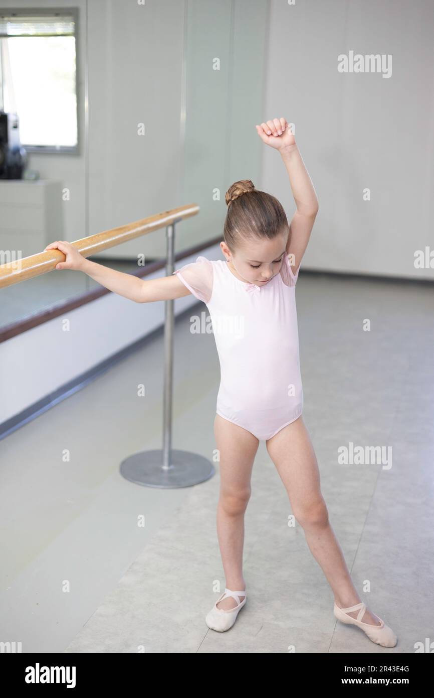 Adorable ballerine petite fille en tutu rose pâle et ballerines pratiquant  des mouvements de danse Photo Stock - Alamy