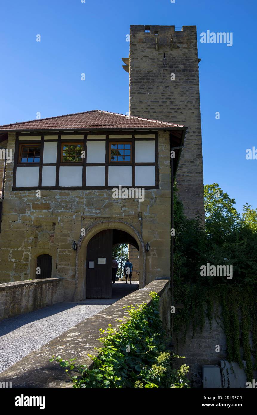 Accès de l'extérieur à la cour intérieure avec le pont et le portier ainsi que le Keep, Château de Ravensburg, Bade-Wurtemberg, Allemagne. Banque D'Images