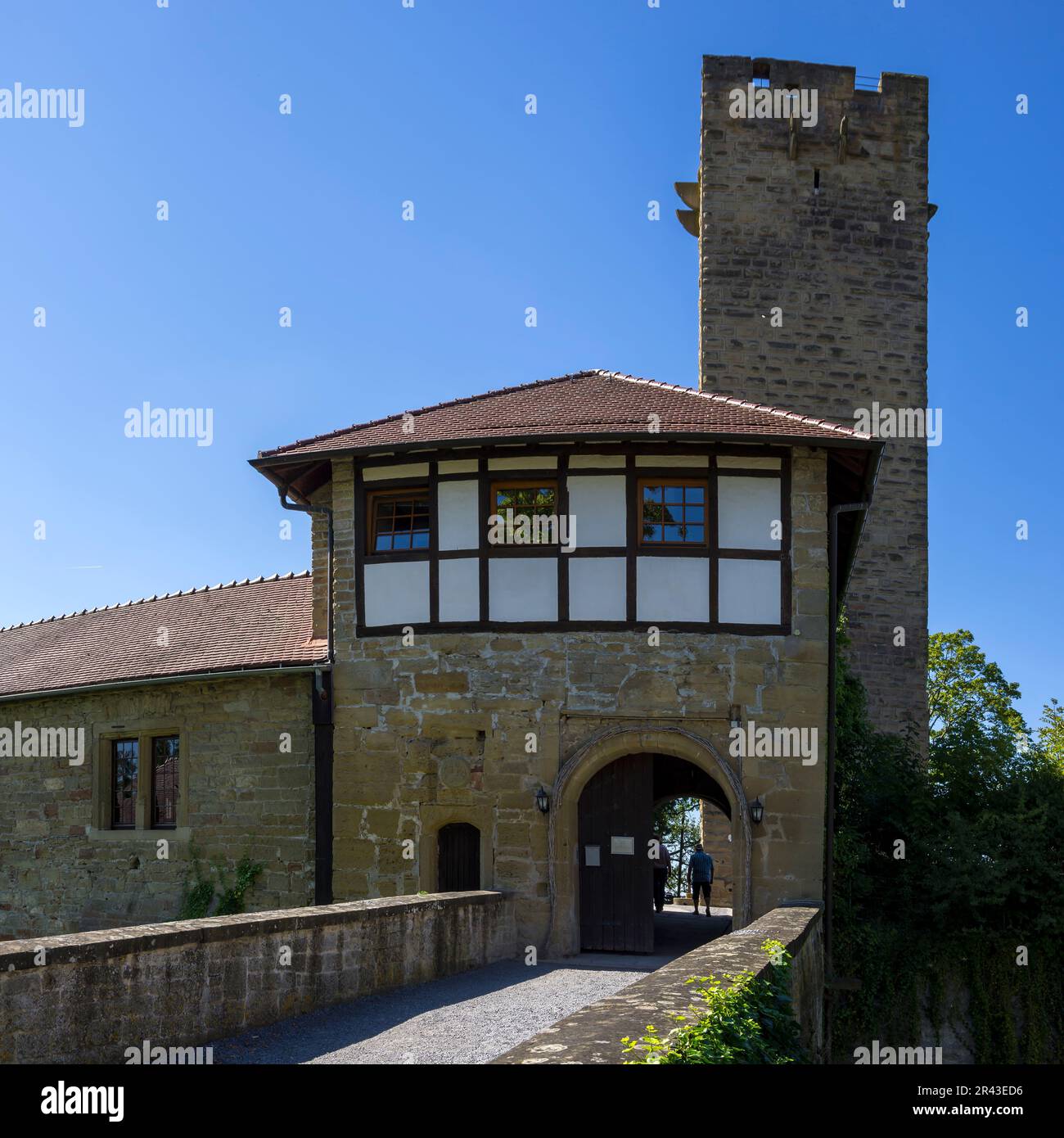 Accès de l'extérieur à la cour intérieure avec le pont et le portier ainsi que le Keep, Château de Ravensburg, Bade-Wurtemberg, Allemagne. Banque D'Images