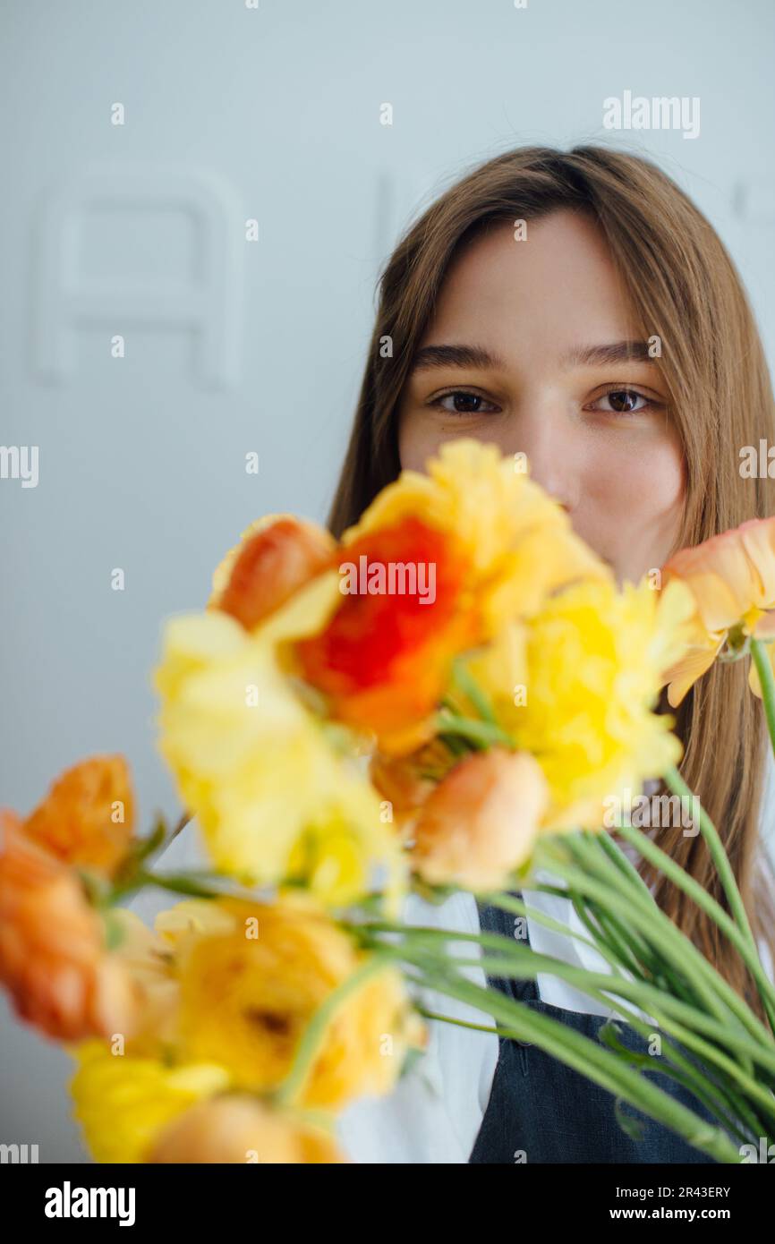 Portrait d'une femme tenant un bouquet de fleurs - photo de stock Banque D'Images