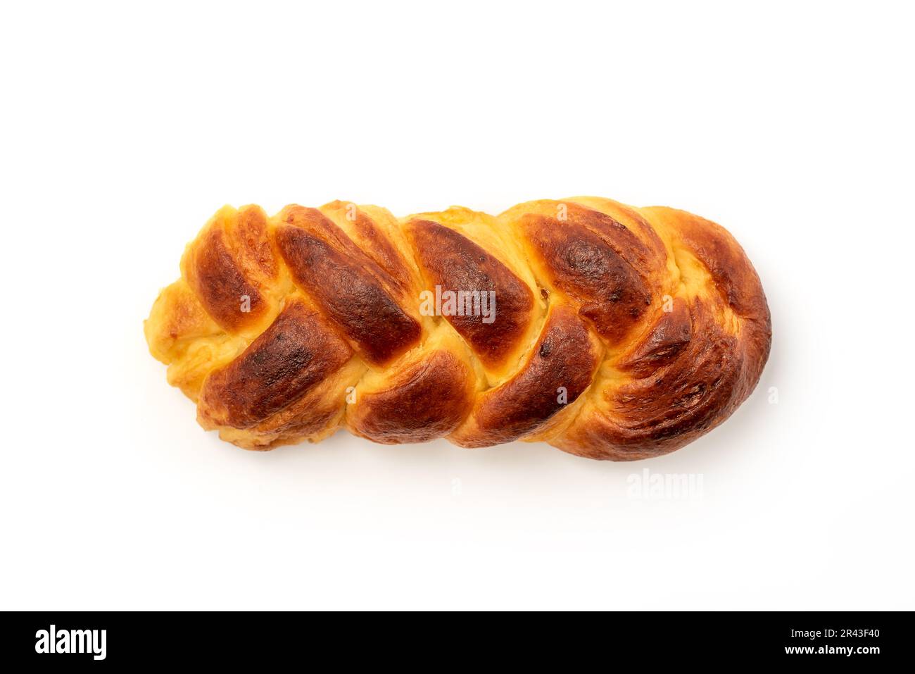 Pain tressé à la sueur, fabriqué traditionnellement en vacances. Surtout Pâques. Pain tressé au lait, également appelé miliprot ou milibrod, isolé sur blanc Banque D'Images