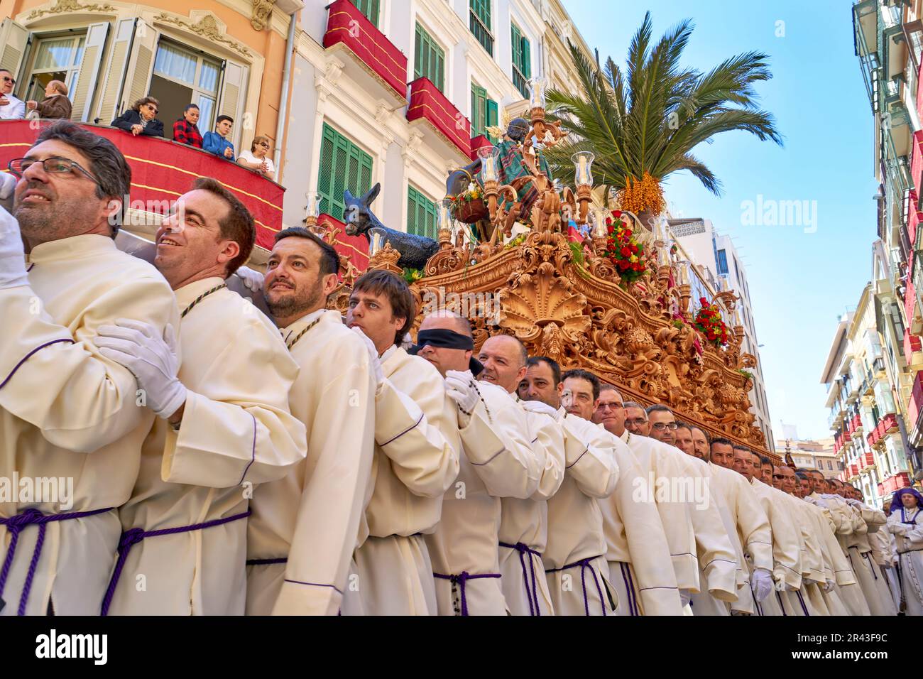 Andalousie Espagne. Procession au Semana Santa (semaine Sainte) à Malaga. Statues sacoches montées sur des flotteurs Banque D'Images