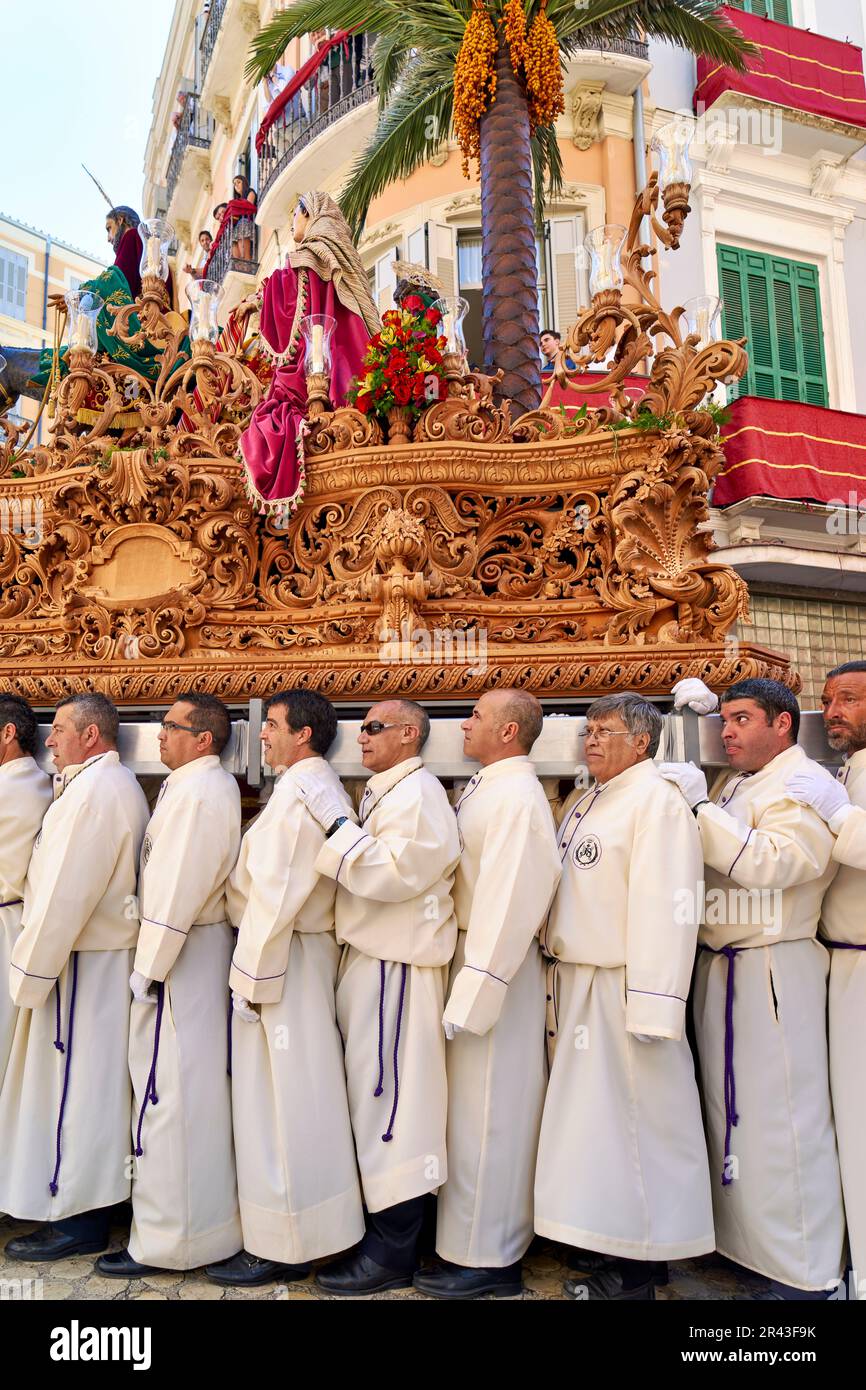 Andalousie Espagne. Procession au Semana Santa (semaine Sainte) à Malaga. Statues sacoches montées sur des flotteurs Banque D'Images