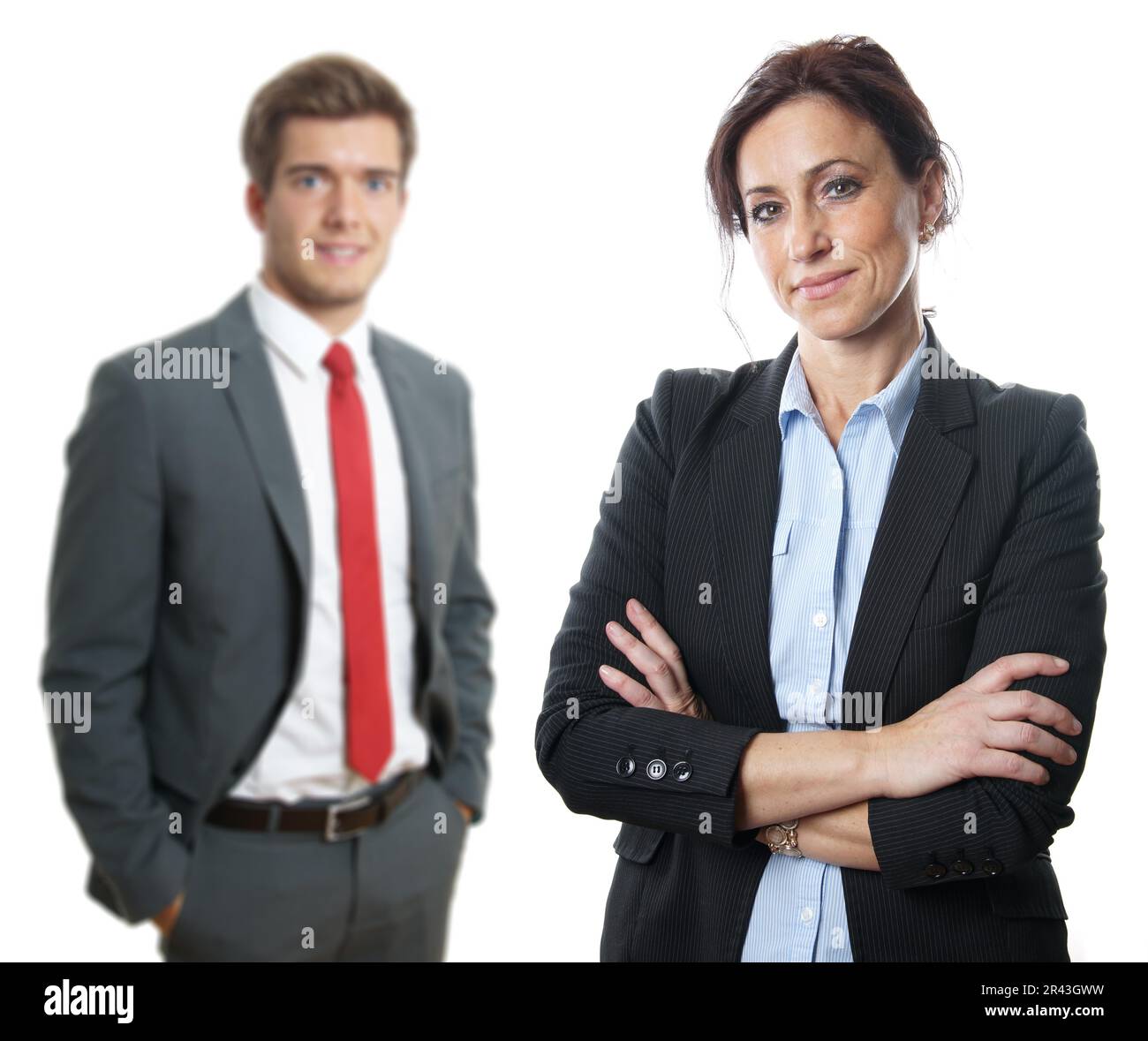 Femme d'âge moyen avec de plus jeunes businessman dans l'arrière-plan Banque D'Images