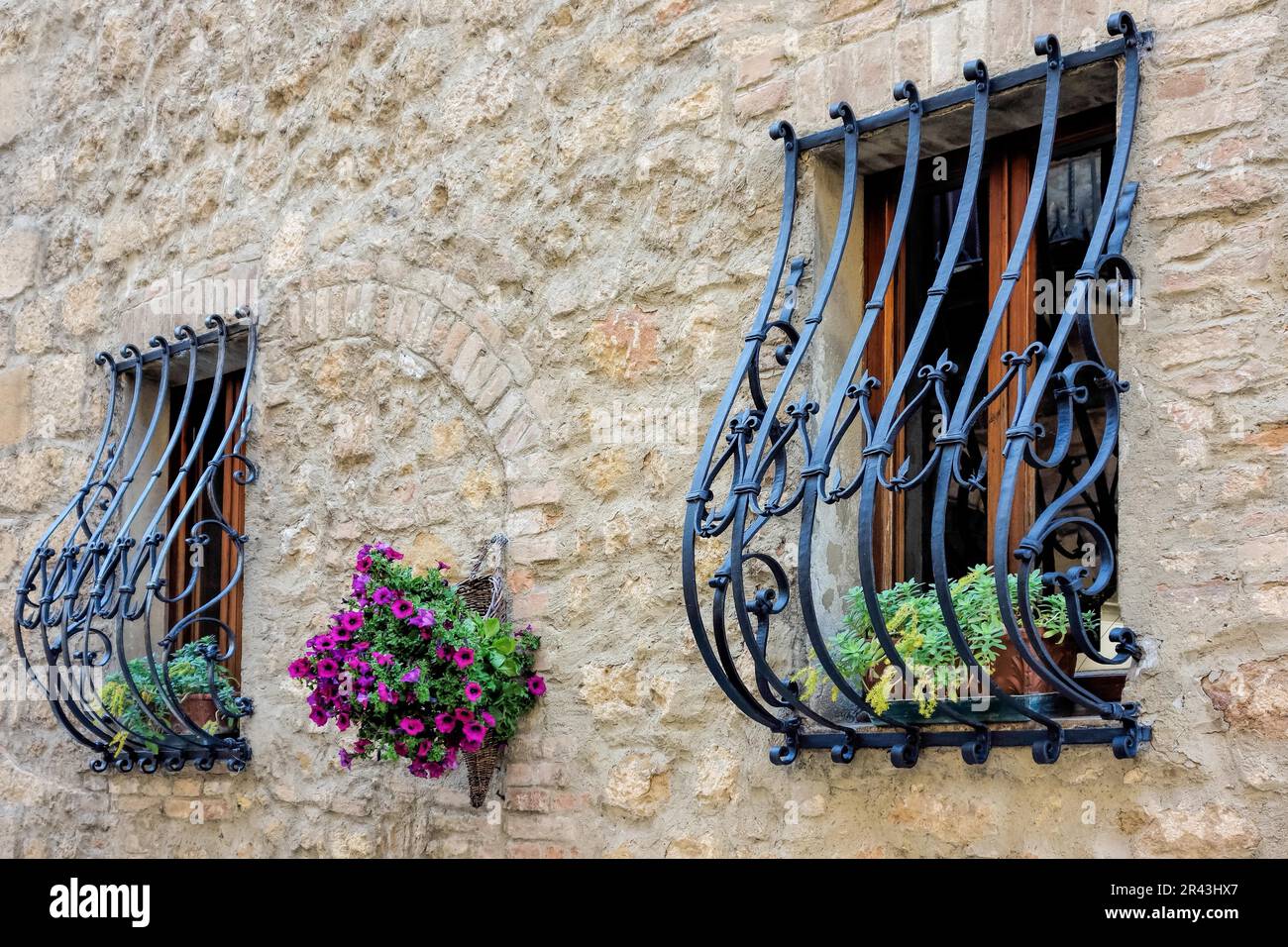 PIENZA, TOSCANE, ITALIE - MAI 19 : barres de sécurité en fer forgé au-dessus des fenêtres à Pienza Toscane le 19 mai 2013 Banque D'Images