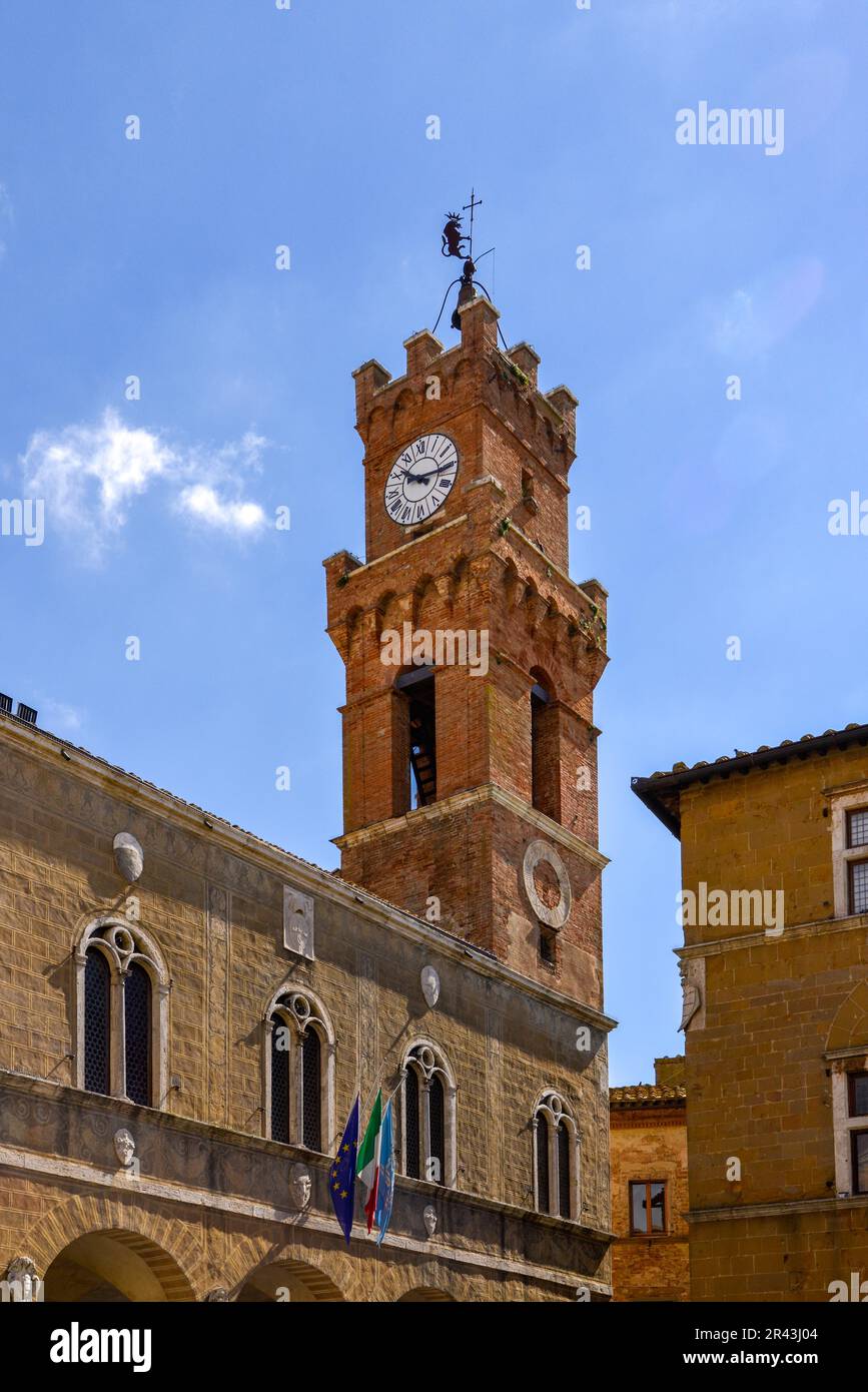 PIENZA, TOSCANE, ITALIE - 18 MAI : Tour de l'horloge du Palais communal à Pienza, Toscane, Italie le 18 mai 2013 Banque D'Images