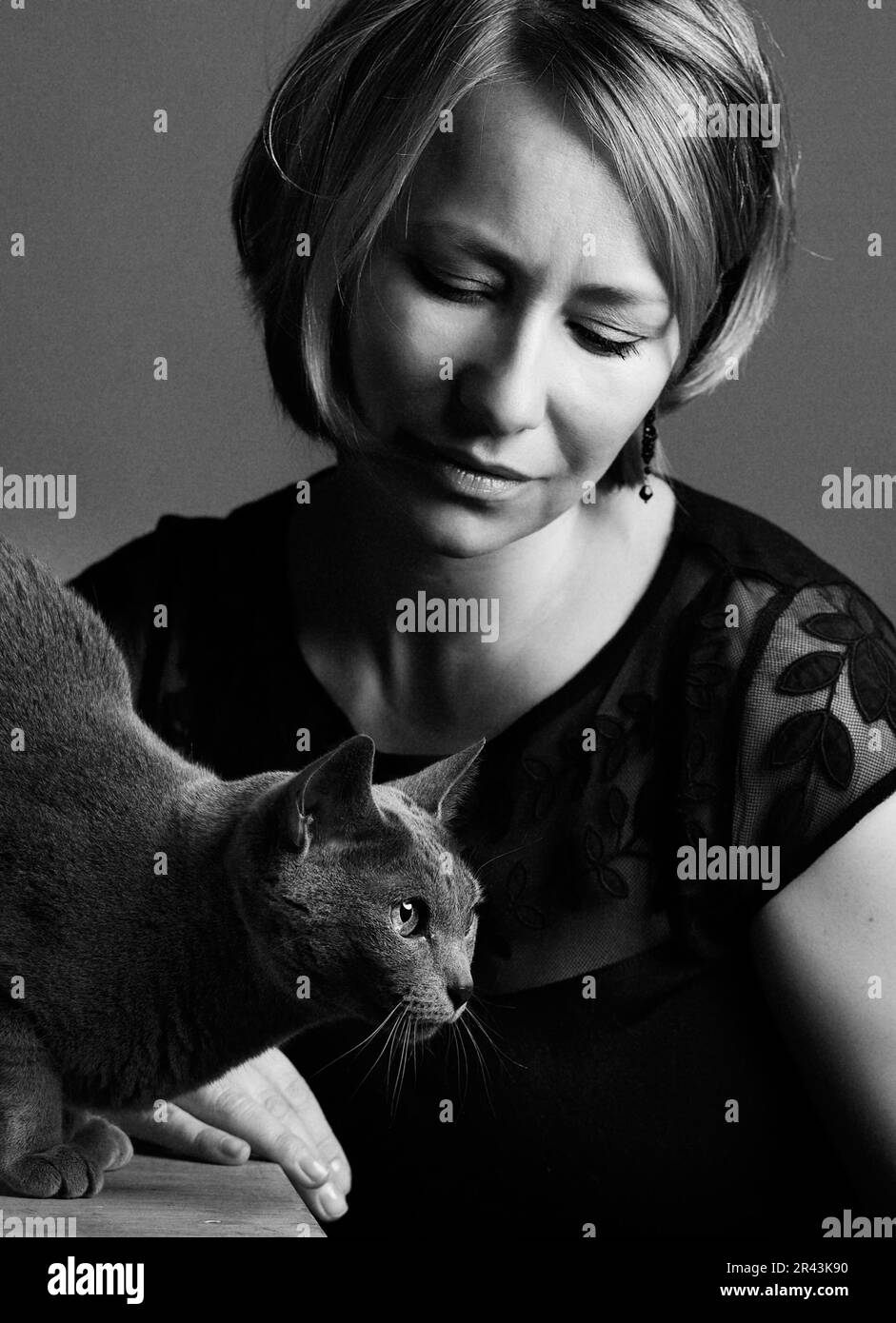 Portrait d'une femme avec son chat de pedigree russe Blue montrant son affection Banque D'Images