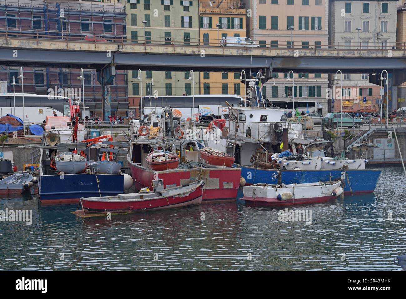 Petits bateaux de pêche amarrés dans le port de Gênes, Italie, mai 2023 Banque D'Images