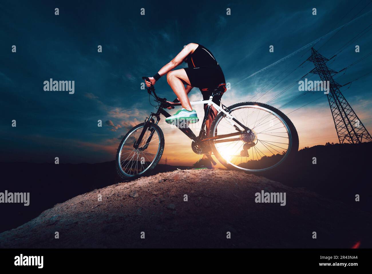 Sports extrêmes. Vélo de montagne et homme. Vie style aventur, loisirs et loisirs sports extrêmes en plein air. Vélo de montagne. Sport et vie saine. Banque D'Images